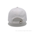 Gorra de béisbol blanca construida